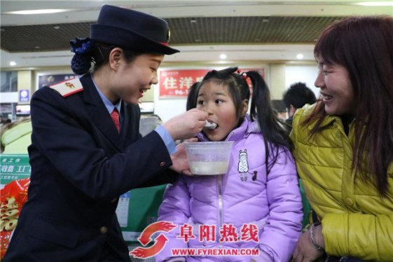 张灯结彩闹元宵 阜阳火车站坚持22年元宵夜为旅客送汤圆