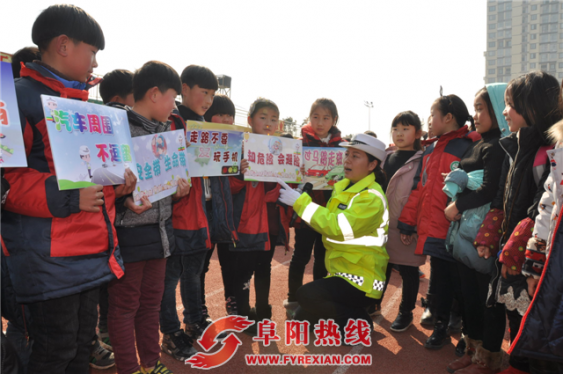 开学第一天  界首交警送交通安全进校园