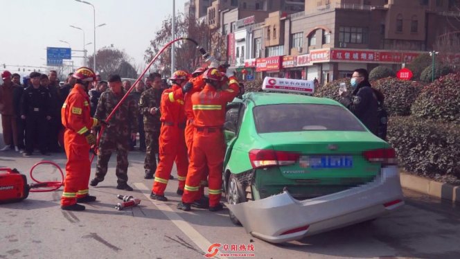 轿车与出租车相撞 消防紧急救援