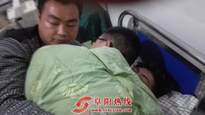 雨雪夜高中生失意跳河   救援队员紧抱落水者体温施救