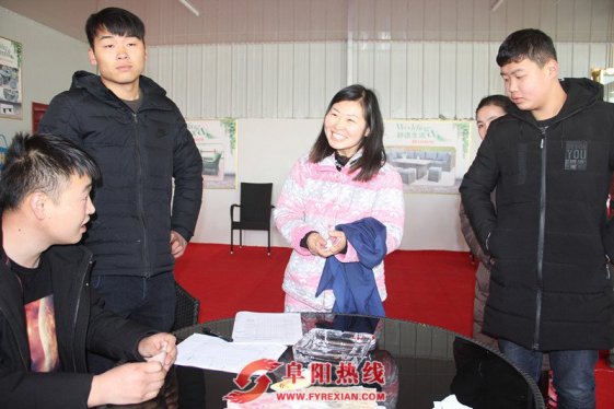 界首光武镇百名贫困户喜领工资过大年