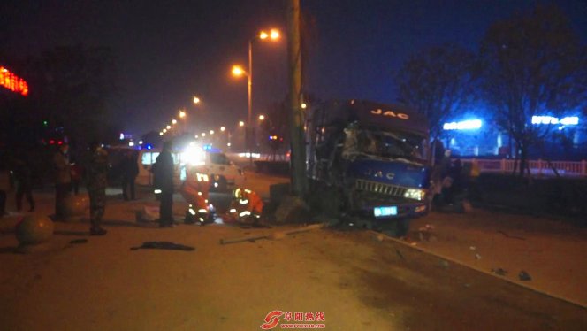 阜阳一大货车撞向电线杆 驾驶员被困