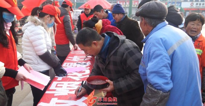 舒庄镇志愿者开展不燃放烟花爆竹宣传活动