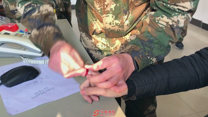 消防员一根棉线巧除卡手“魔戒”