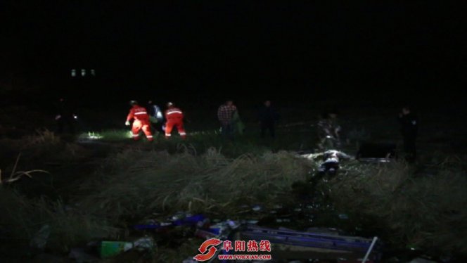 三轮车翻入水中 颍上一家三口被困 母亲溺亡