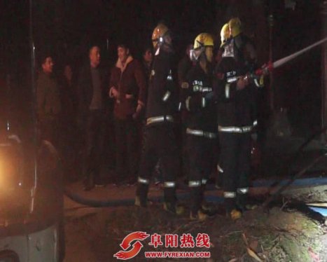 阜阳：老屋线路老化 屋顶被烧穿