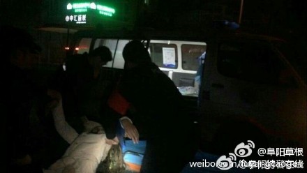 90后女子醉酒酣睡路边 阜阳特警及时救助送医