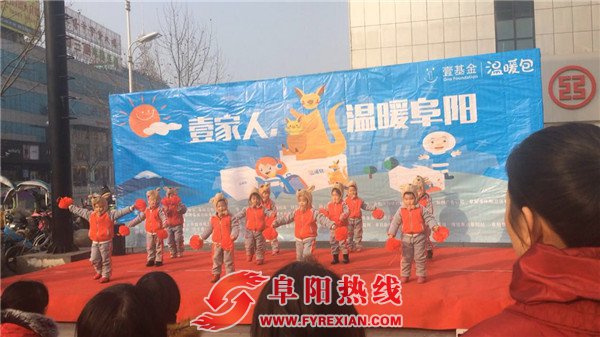 壹基金温暖包开始发放了 留守儿童穿新衣戴新帽笑逐颜开