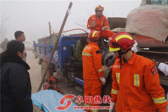 安徽阜阳：浓雾遮眼 三轮车撞上平板车