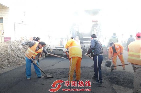 界首市舒庄镇又一道路实现“白变黑”