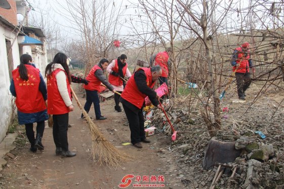 界首西城：清理卫生死角死面 装扮城市迎新年