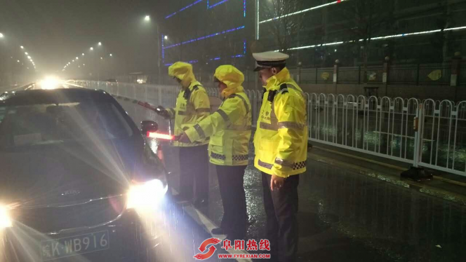 界首交警冒雨开展统一行动