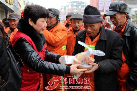 界首市百名环卫工人喜喝免费腊八粥获礼品