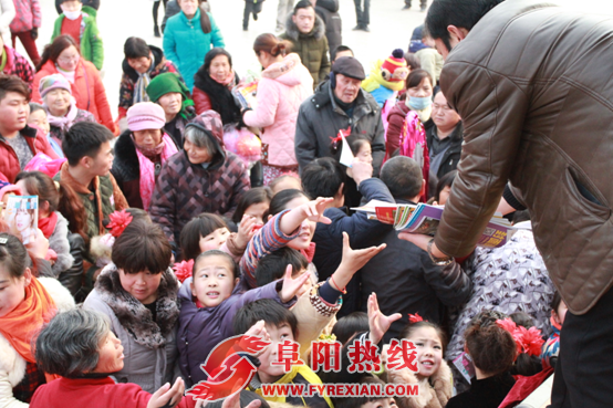 界首市举办“接你回家”暨“书香界首”现场有奖竞答活动