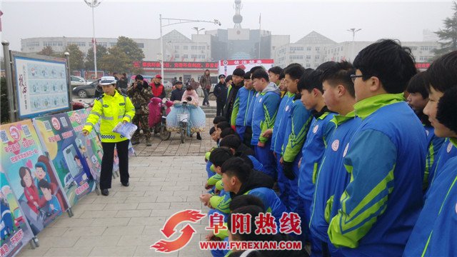 春运启幕 界首交警开展平安春运交警同行宣传活动