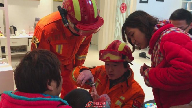 界首三岁娃玩勺子  勺柄“咬”住手