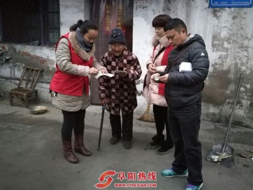 界首西城信义社区积极做好居家养老服务券发放工作