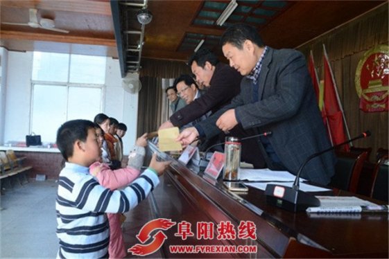 太和县关工委到坟台镇捐资助学