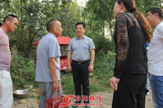 光武镇：精准扶贫，中秋月饼送给困难户