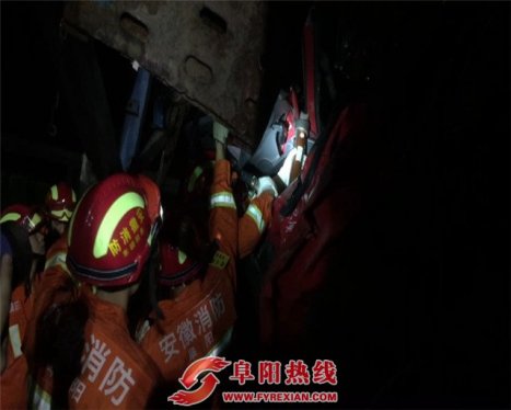 阜阳：货车高速追尾  司机伤情严重