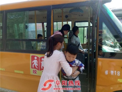 界首市公安局交警大队协同市教育局开展校车安全应急逃生演练