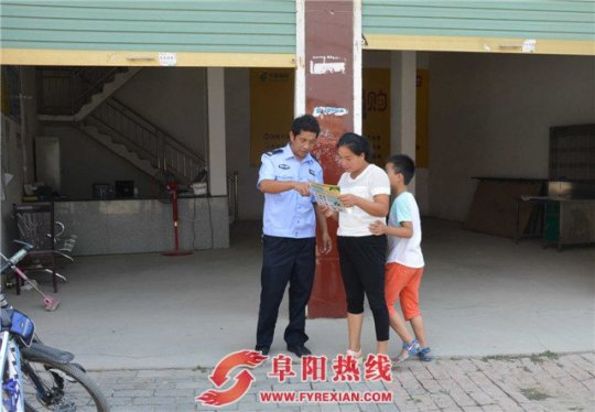 界首派出所民警深入农村开展交通安全宣传