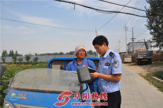 秋收时节交警忙