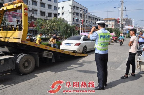 界首交警联合志愿者开展文明交通劝导工作