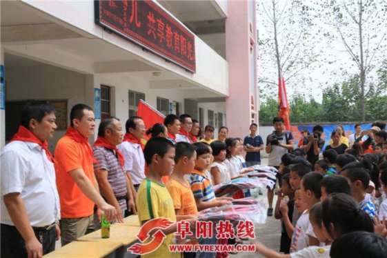 爱心人士赠送学习用品给留守儿童