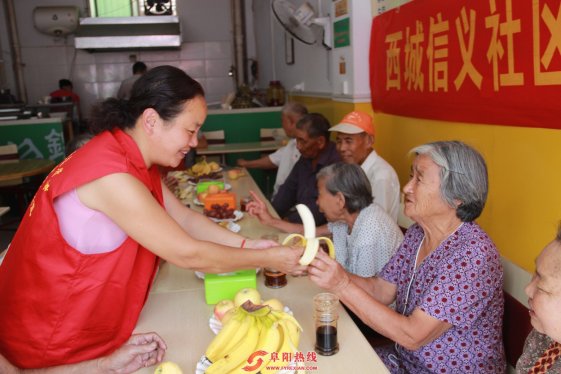 界首西城信义社区孤寡老人喜过团圆节