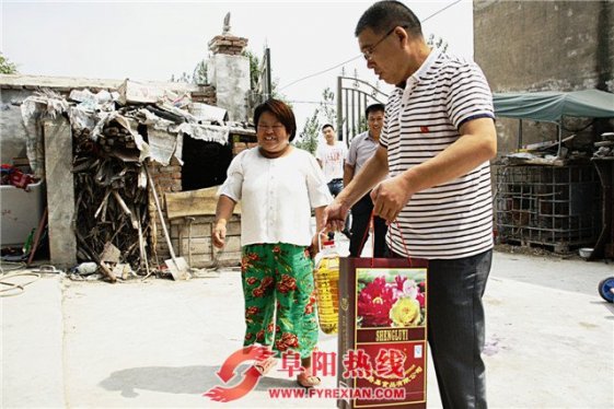 界首市住建委党员干部为贫困户“送礼”