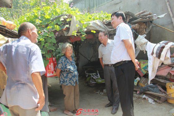 界首西城节前走访慰问贫困户