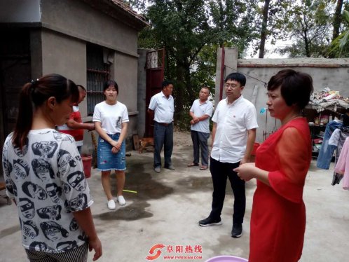 界首东城团工委心系贫困学子 情暖中秋佳节