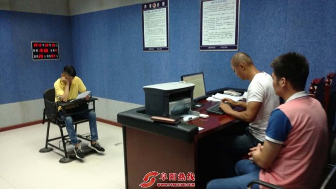 小青年酒后寻衅无故打碎公交站台玻璃被拘十日