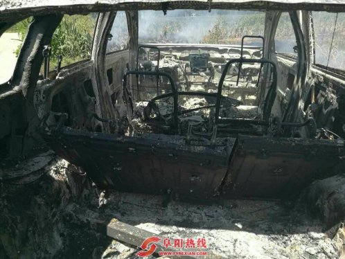 阜阳：新车抛锚路边车主这样救援致车烧毁