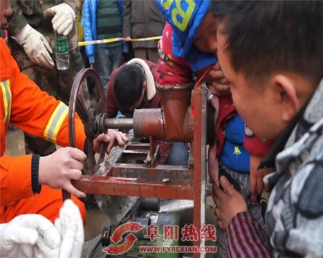 男童贪玩 右手卡绞肉机伤情严重