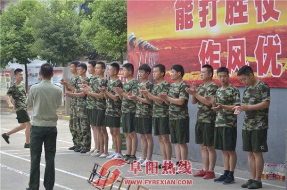 阜阳网友走进颍州消防大队 建军节军民共庆八一