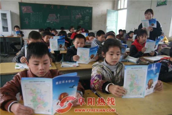 农村娃学习地震自救知识