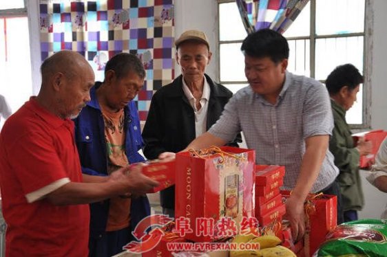 爱心慰问 情暖老人心