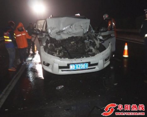 安徽蚌埠：高速追尾男子性命危在旦夕 高新消防星夜驰骋成功救援.