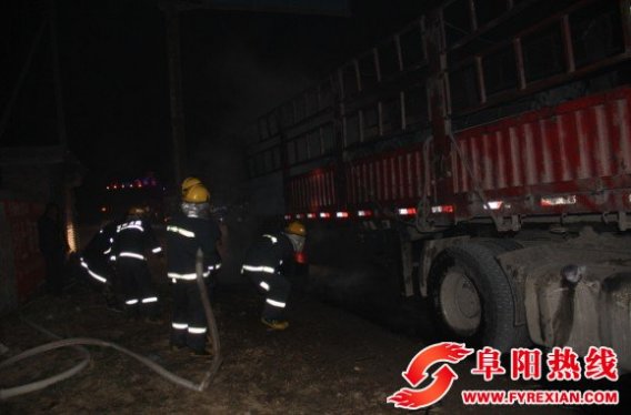 砀山：大货车半路爆胎起火 灭火器关键时刻“掉链子”