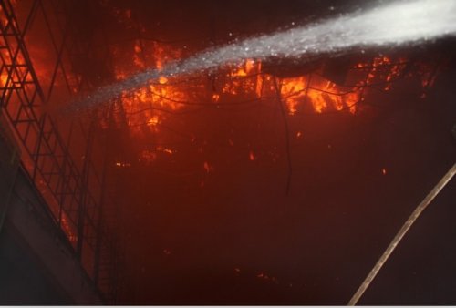 池州石台县汽车站候车大厅突然燃起大火  楼内设施被烧毁