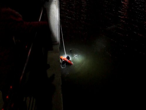 蚌埠男子与女友散步失足落水 幸伞钩挂住栏杆保住性命