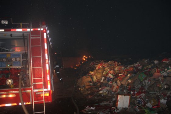 砀山：废弃烟花爆竹也惹祸 险致火烧连营