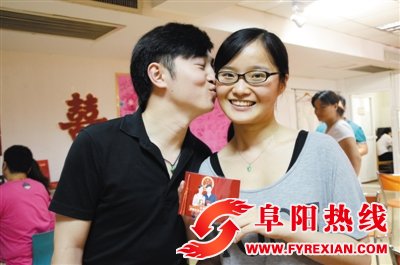 昨日，我省5136对新人喜领“红本本”