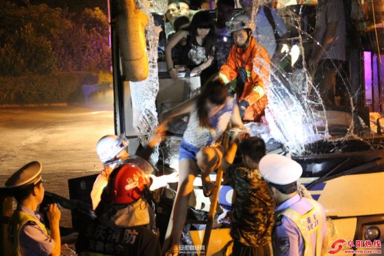 合安高速安庆段大客车追尾，数十乘客被困