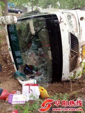 淮北一客车旋转180度后侧翻 民警破窗救人