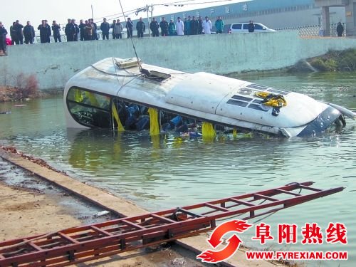 消防战士将绳索系在客车上面,营救被困人员。记者 陈海峰 实习生 刘梦珂 摄