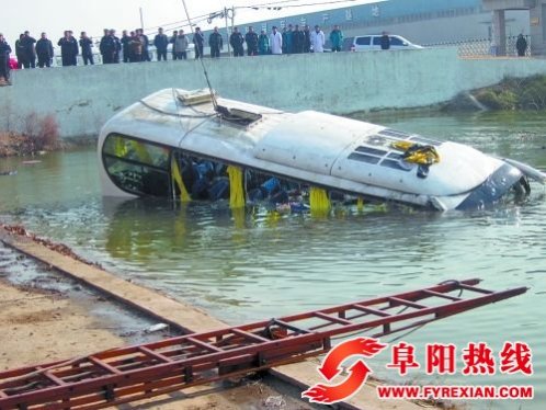 河南民权车祸致12人死亡 原因系司机操作不当