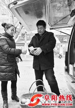 郑州“诚信鸡蛋哥”店铺拆迁后坐守三月还鸡蛋